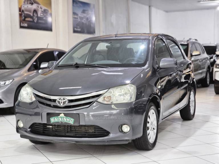 TOYOTA - ETIOS - 2013/2013 - Cinza - R$ 49.900,00