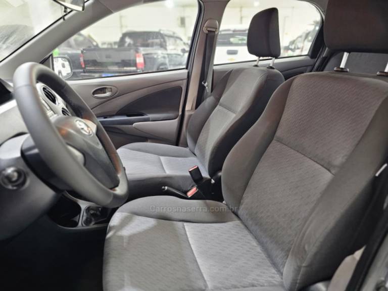 TOYOTA - ETIOS - 2013/2013 - Cinza - R$ 49.900,00