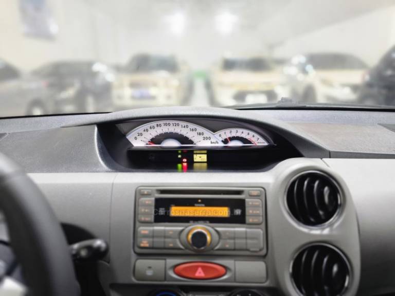 TOYOTA - ETIOS - 2013/2013 - Cinza - R$ 49.900,00