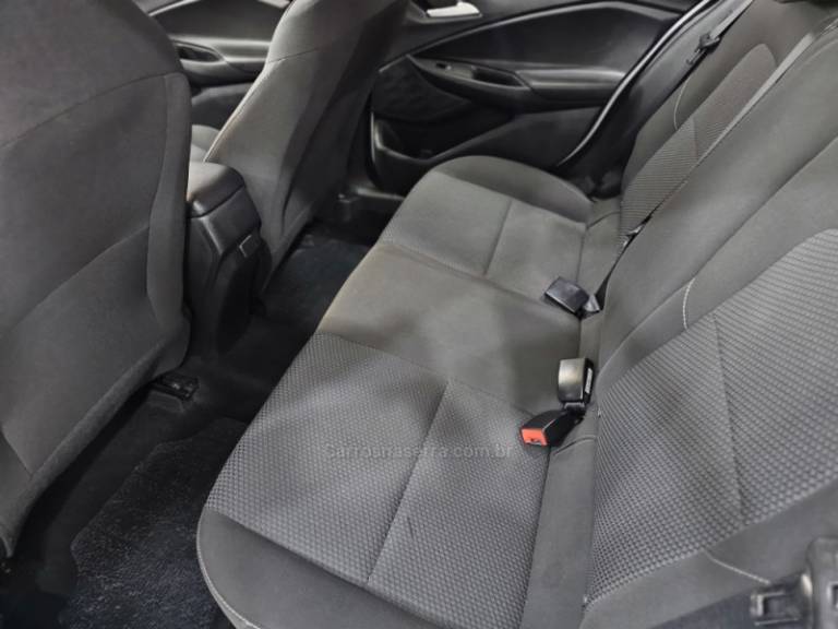 CHEVROLET - ONIX - 2023/2023 - Branca - R$ 89.900,00