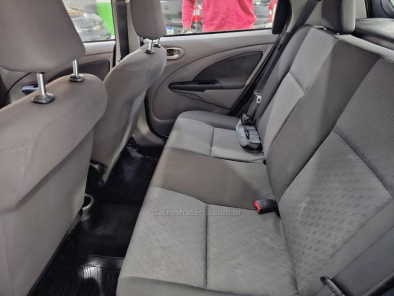 TOYOTA - ETIOS - 2013/2013 - Cinza - R$ 49.900,00