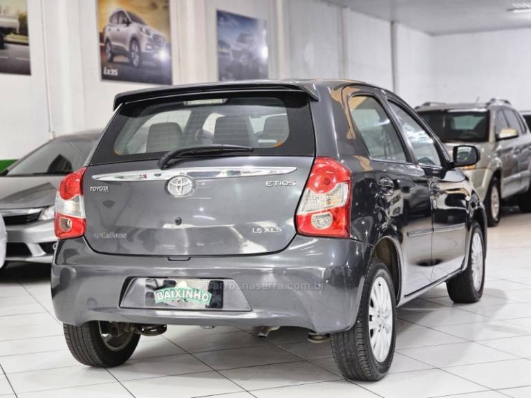 TOYOTA - ETIOS - 2013/2013 - Cinza - R$ 49.900,00