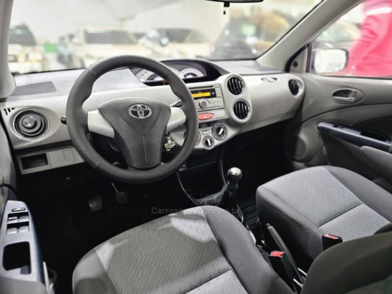 TOYOTA - ETIOS - 2013/2013 - Cinza - R$ 49.900,00