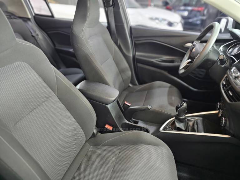 CHEVROLET - ONIX - 2023/2023 - Branca - R$ 89.900,00