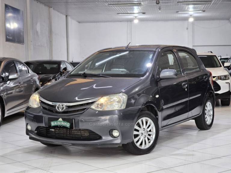 TOYOTA - ETIOS - 2013/2013 - Cinza - R$ 49.900,00