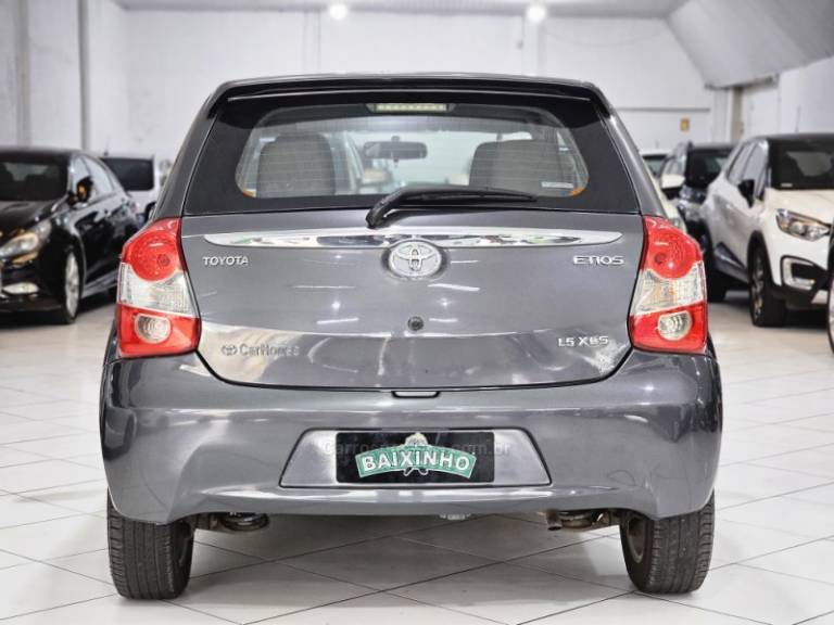 TOYOTA - ETIOS - 2013/2013 - Cinza - R$ 49.900,00