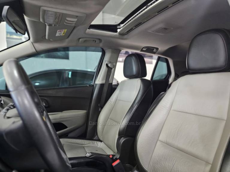 CHEVROLET - TRACKER - 2015/2015 - Branca - R$ 75.900,00