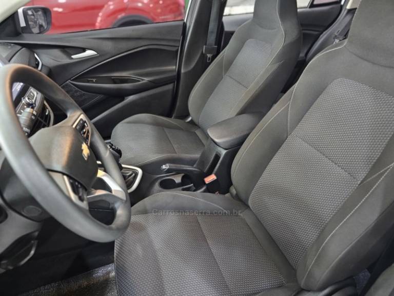 CHEVROLET - ONIX - 2023/2023 - Branca - R$ 89.900,00