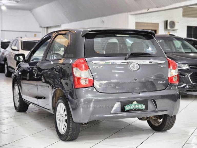 TOYOTA - ETIOS - 2013/2013 - Cinza - R$ 49.900,00