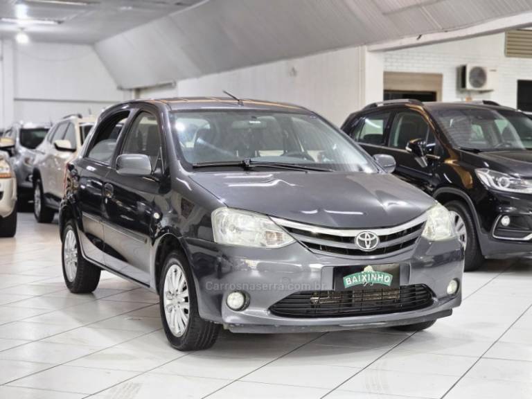 TOYOTA - ETIOS - 2013/2013 - Cinza - R$ 49.900,00