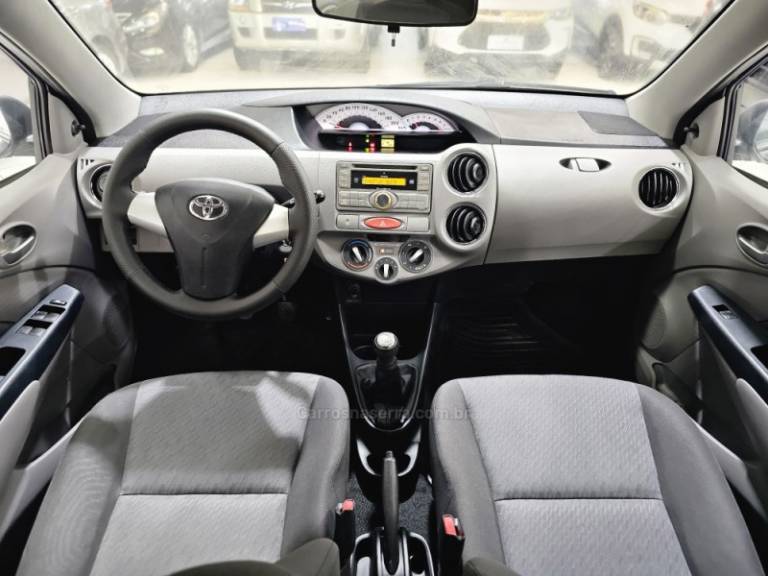 TOYOTA - ETIOS - 2013/2013 - Cinza - R$ 49.900,00