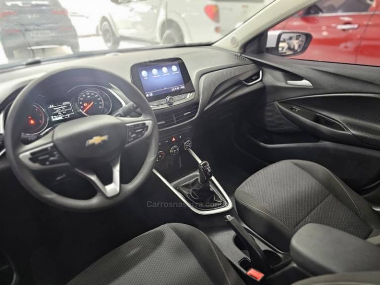 CHEVROLET - ONIX - 2023/2023 - Branca - R$ 89.900,00