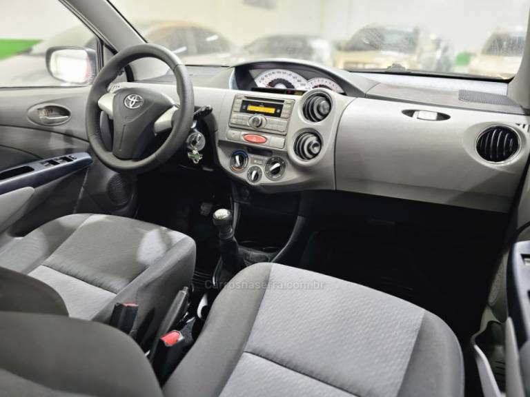 TOYOTA - ETIOS - 2013/2013 - Cinza - R$ 49.900,00
