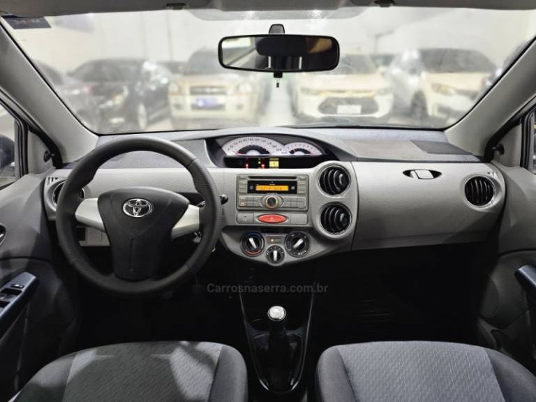 TOYOTA - ETIOS - 2013/2013 - Cinza - R$ 49.900,00