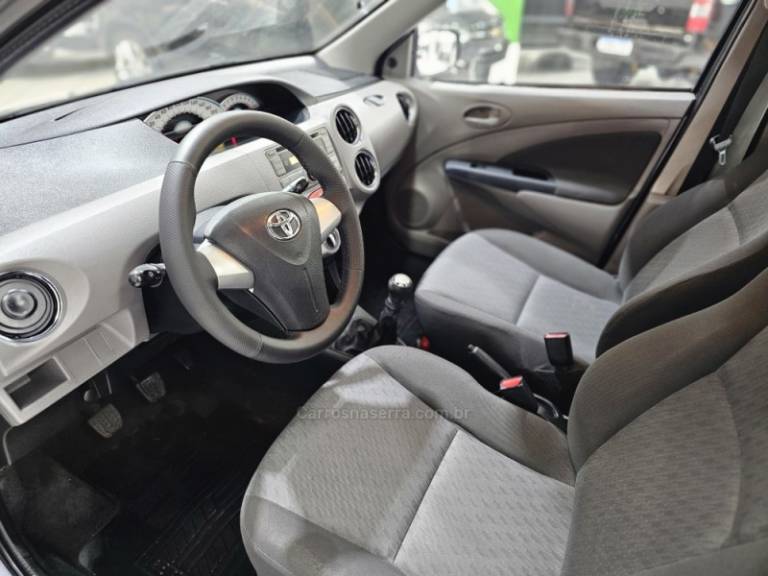 TOYOTA - ETIOS - 2013/2013 - Cinza - R$ 49.900,00